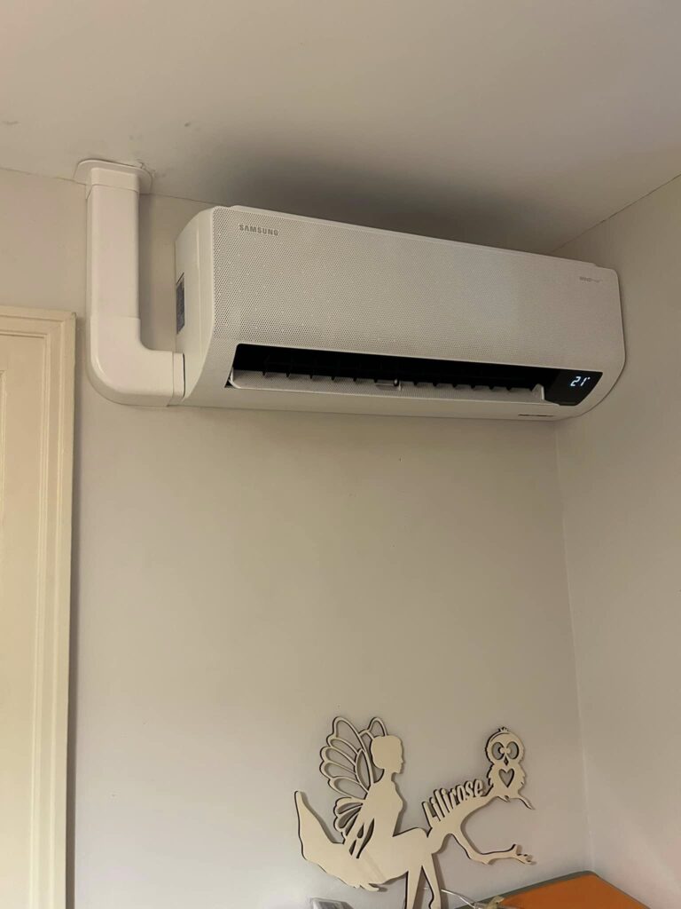 Unité intérieure de climatisation murale installée dans un séjour