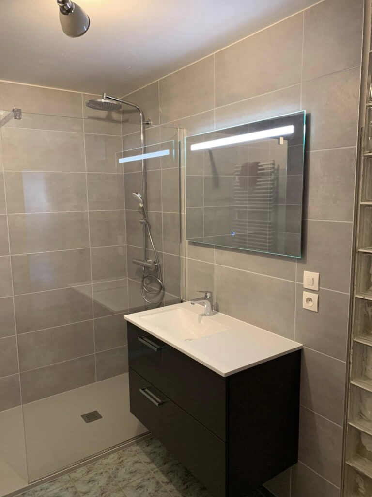 Salle de bains terminée après rénovation complète
