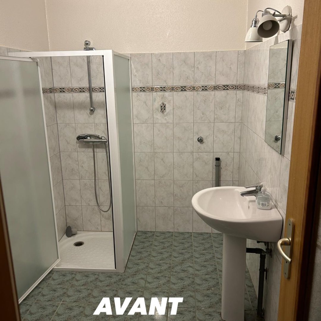 Ancienne salle d’eau avec douche et lavabo, avant rénovation, à Beblenheim