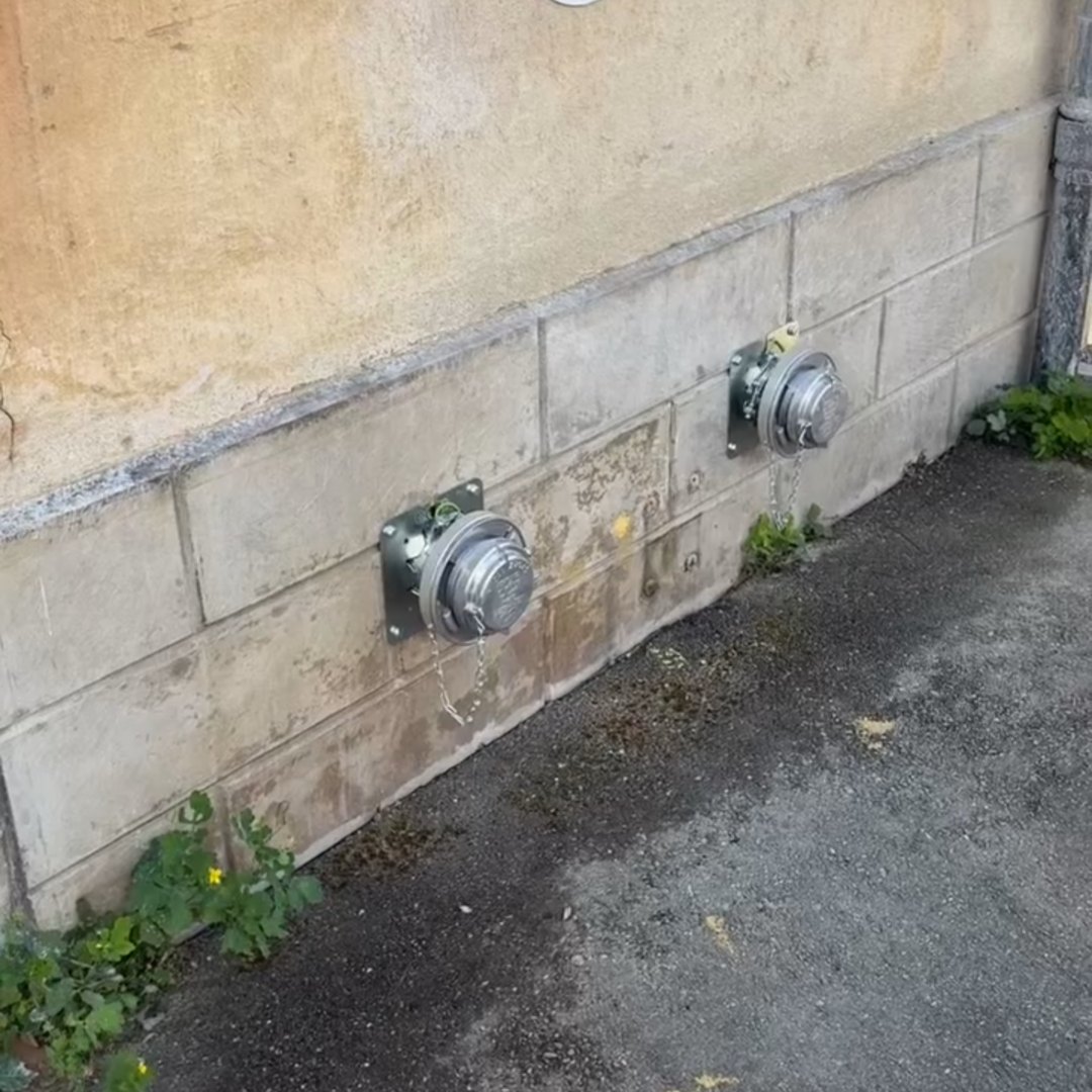 Bouches de remplissage des granulés installées à l’extérieur, en pied de façade