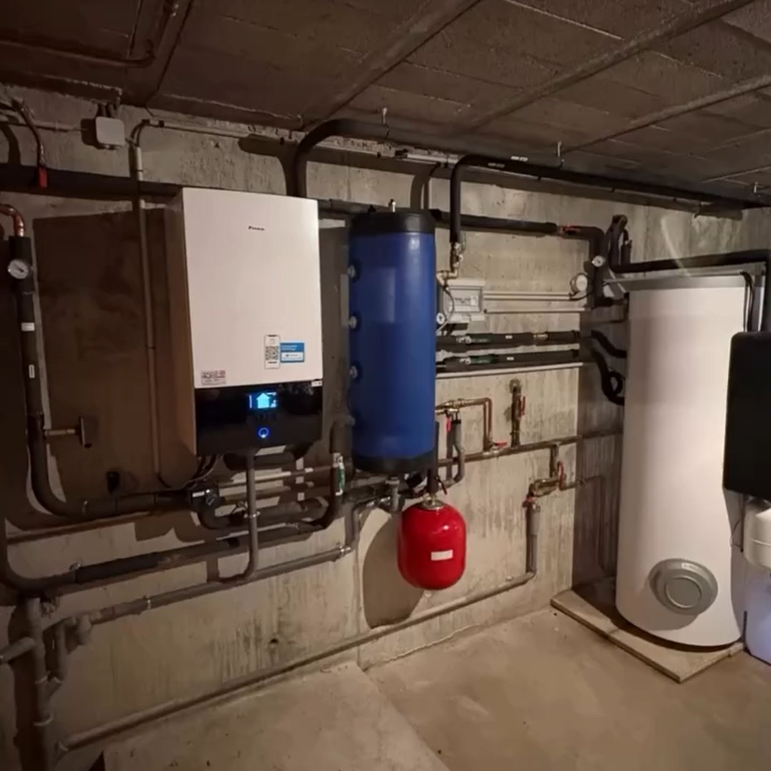 Chaufferie avec la pompe à chaleur DAIKIN, le ballon tampon et le ballon d’eau chaude