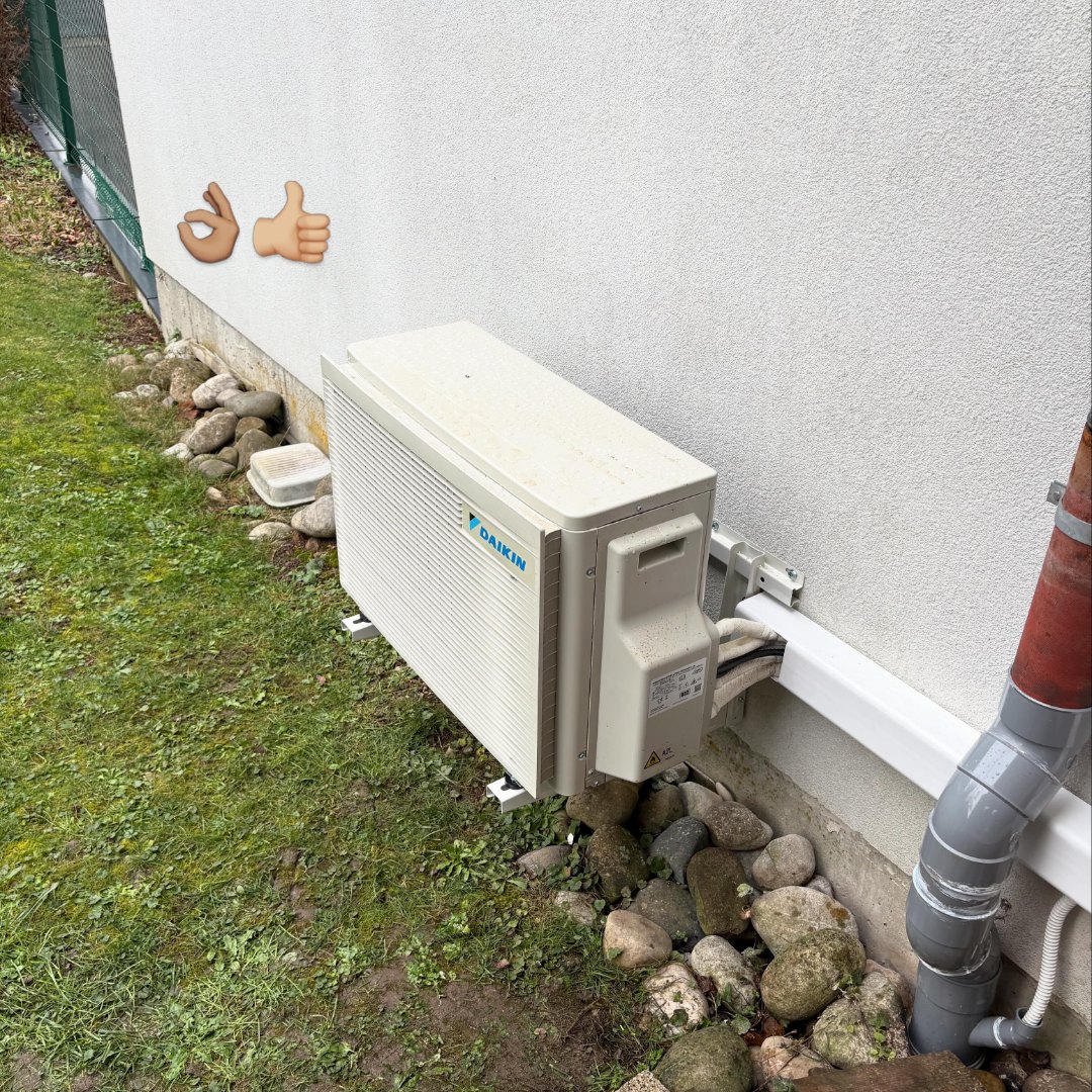 Groupe extérieur de climatisation DAIKIN posé le long de la façade, à Munster