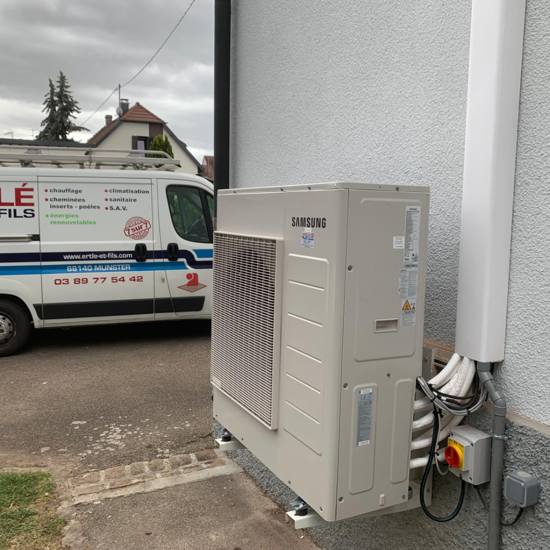 Groupe extérieur multi-split SAMSUNG installé contre la maison, à Logelbach
