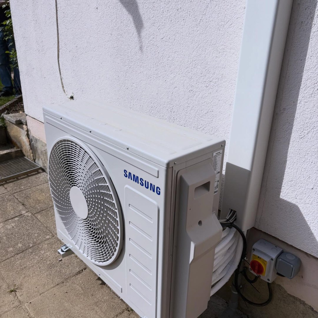 Groupe extérieur SAMSUNG de la climatisation réversible, posé contre la façade à Andolsheim