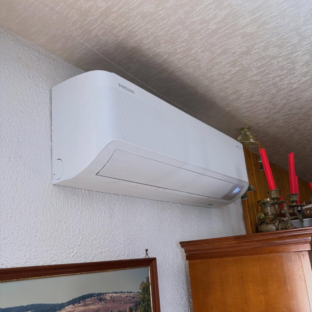 Unité murale SAMSUNG WindFree installée dans le salon, à Andolsheim