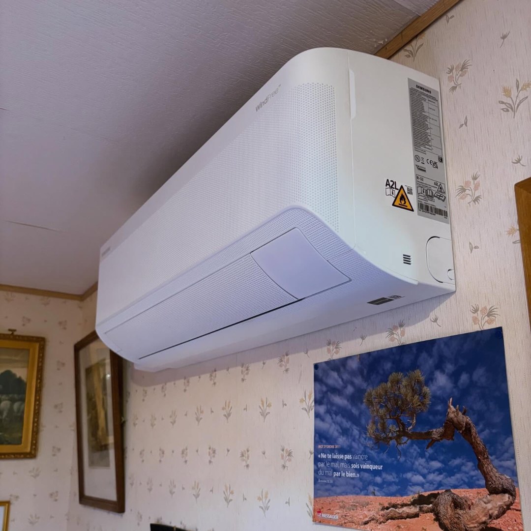Unité murale SAMSUNG WindFree installée dans le séjour, à Andolsheim