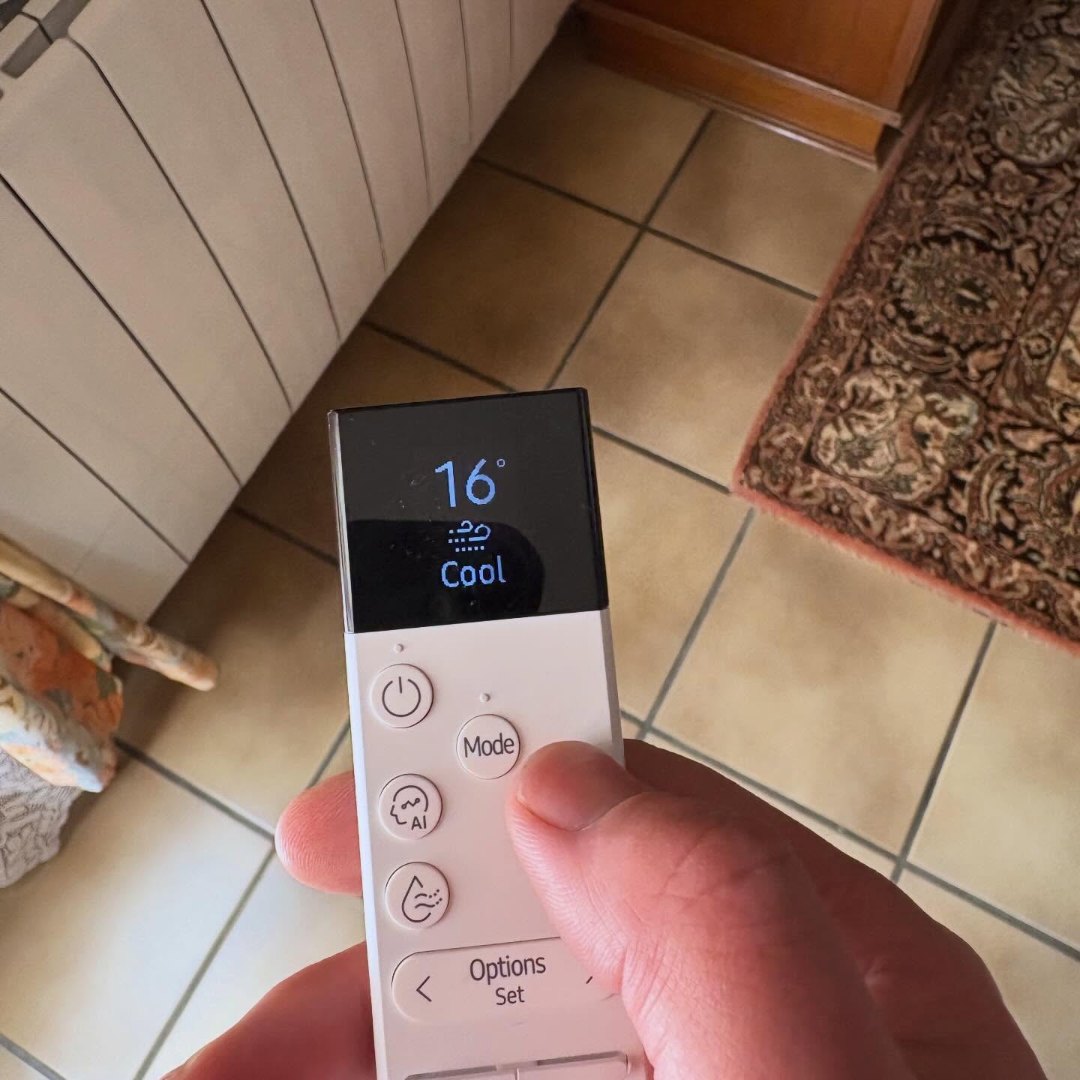 Télécommande de la climatisation réversible SAMSUNG WindFree en main