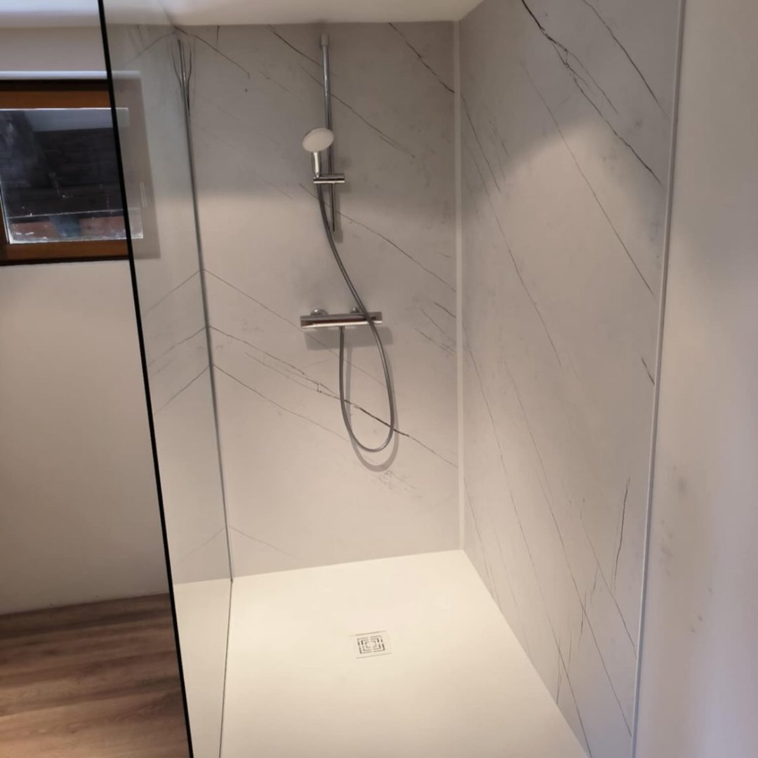 Douche habillée de panneaux décoratifs étanches, à Soultzeren