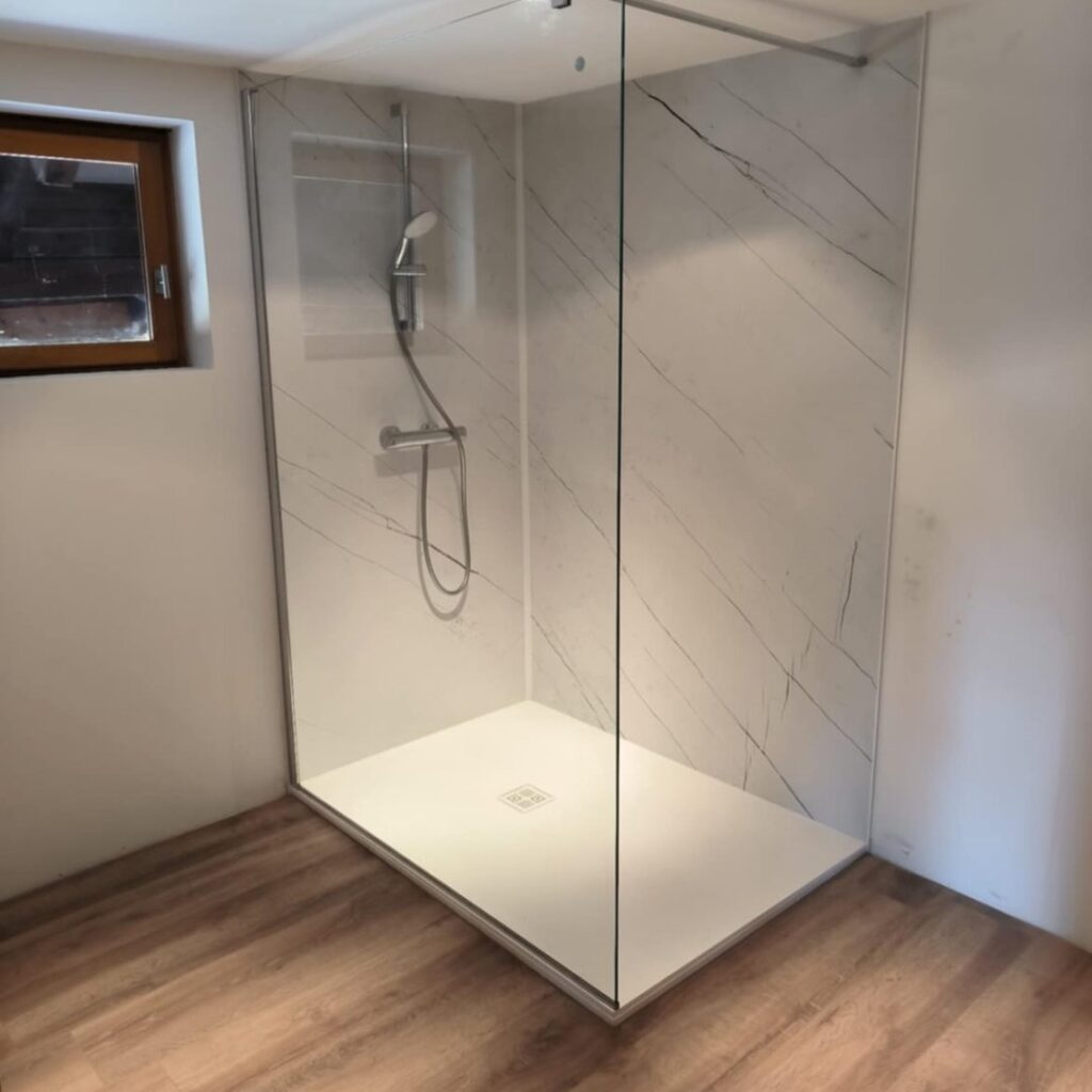 Espace douche créé dans une chambre, à Soultzeren