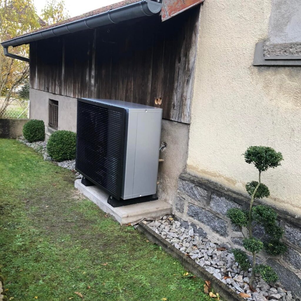 Groupe extérieur de la pompe à chaleur haute température SAMSUNG installé au jardin