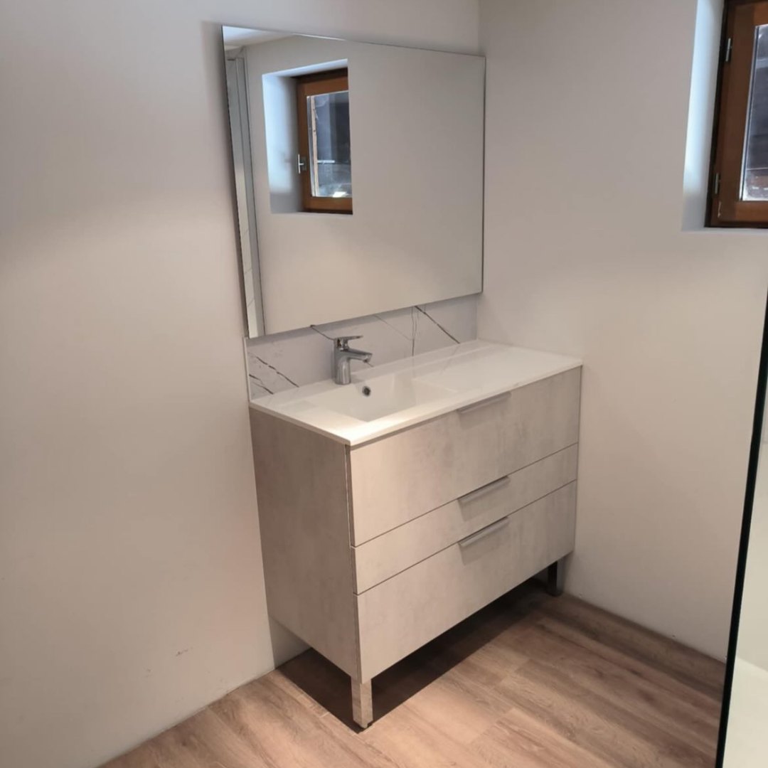 Meuble vasque et miroir installés à côté de l’espace douche, à Soultzeren