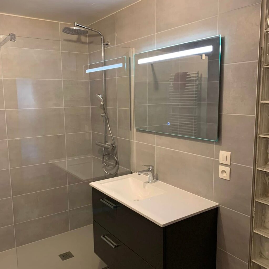 Meuble vasque et douche de la salle d’eau rénovée, à Beblenheim