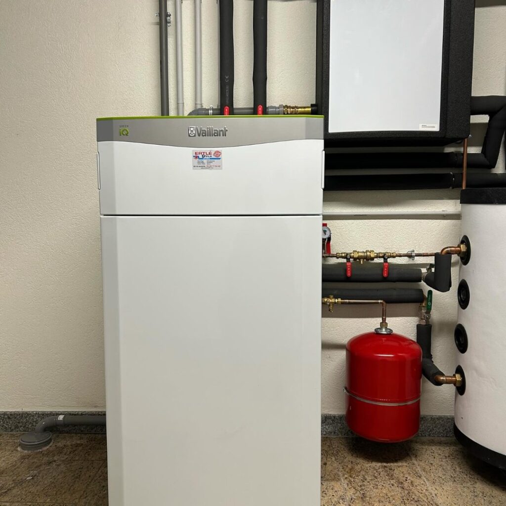 Module intérieur de la pompe à chaleur géothermique Vaillant et son vase d’expansion