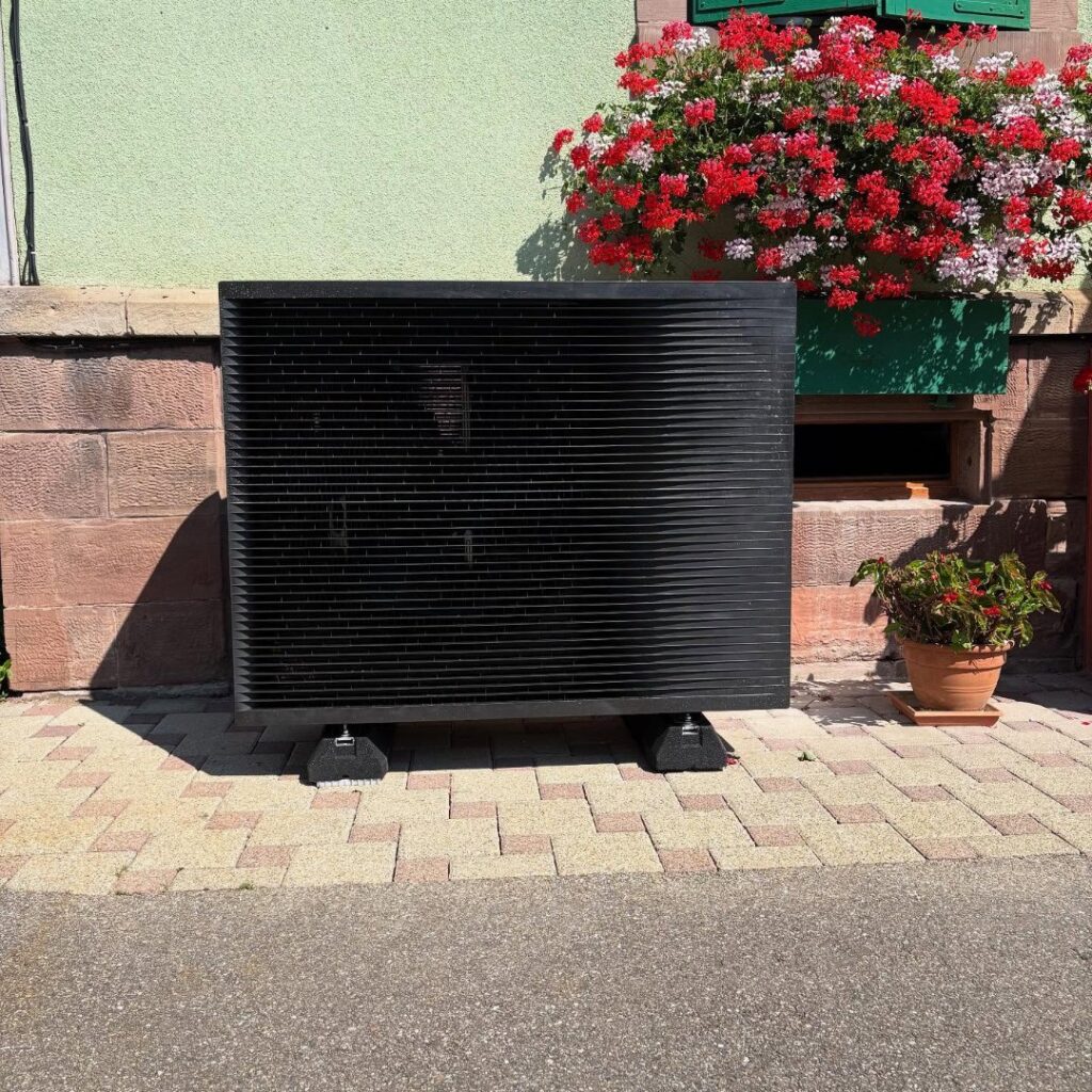 Groupe extérieur de la pompe à chaleur DAIKIN haute température installée à Luttenbach-près-Munster
