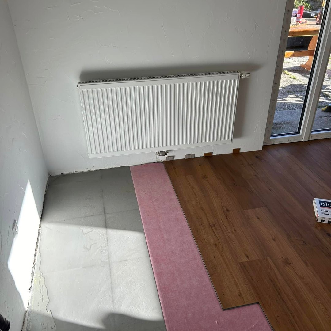 Radiateur neuf raccordé au réseau de la chaudière à granulés