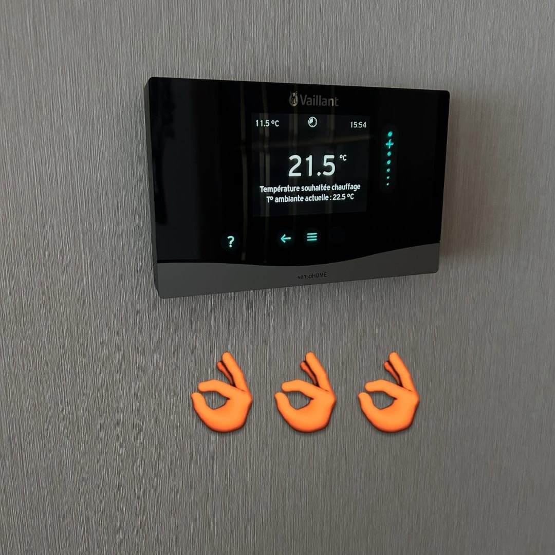 Régulateur de chauffage VAILLANT fixé au mur, affichant la température ambiante