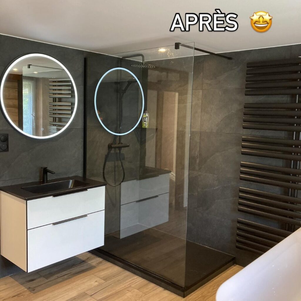 Salle de bains rénovée avec meuble double vasque et miroirs ronds, à Luttenbach-près-Munster