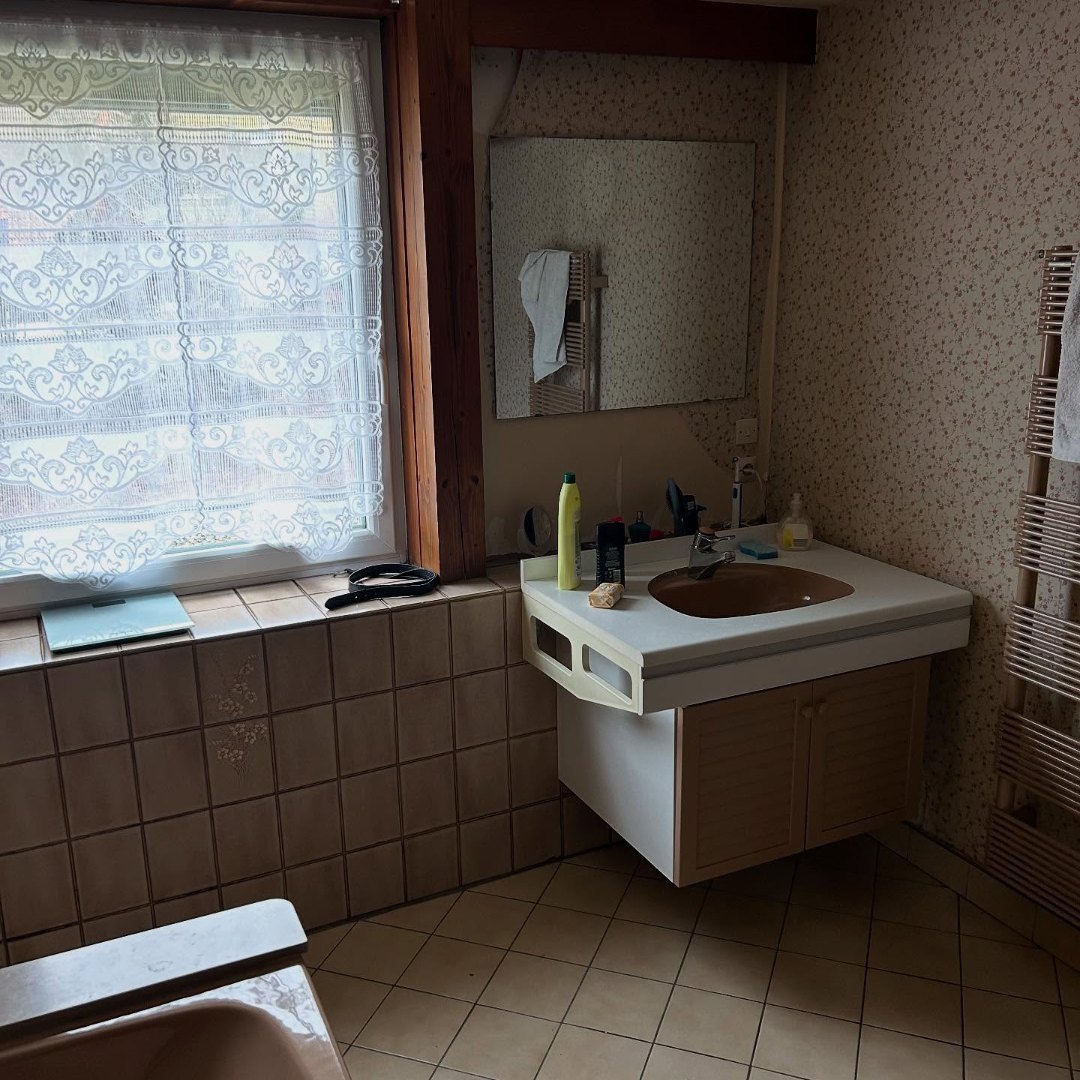 Vue de l’ancienne salle de bains avant travaux, à Luttenbach-près-Munster
