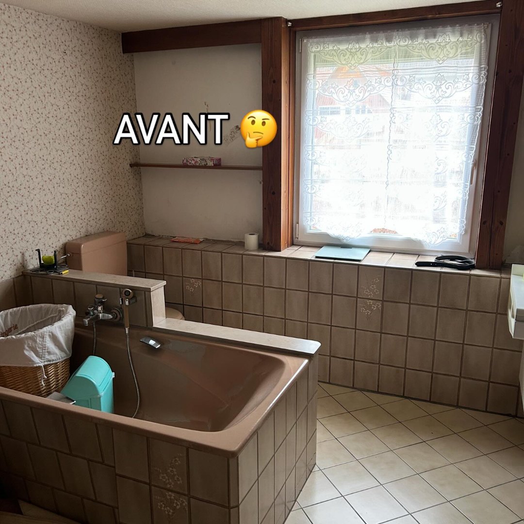 Ancienne salle de bains avec baignoire d’angle, avant rénovation, à Luttenbach-près-Munster