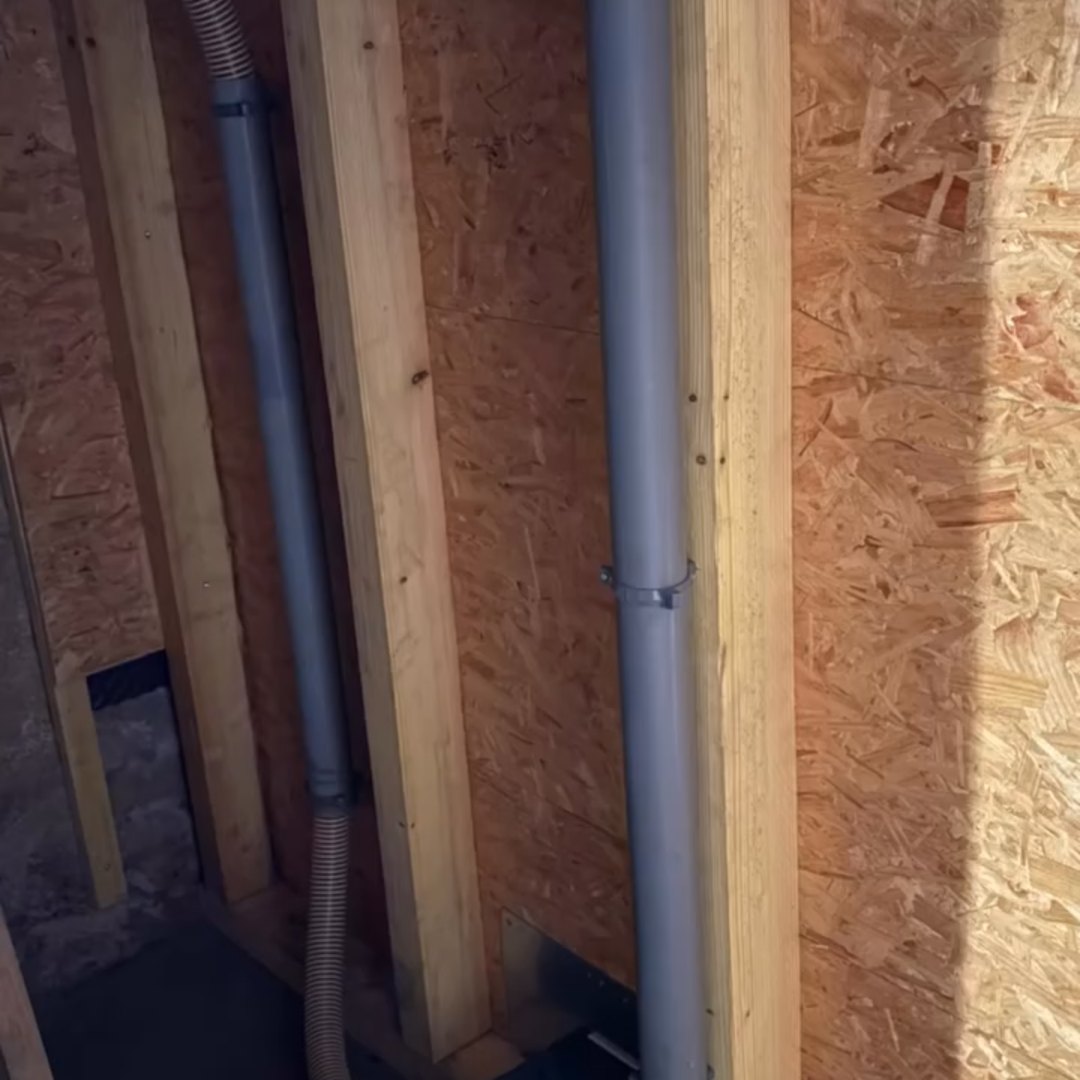 Construction du silo à granulés sur mesure dans la cave, adapté à l’espace disponible