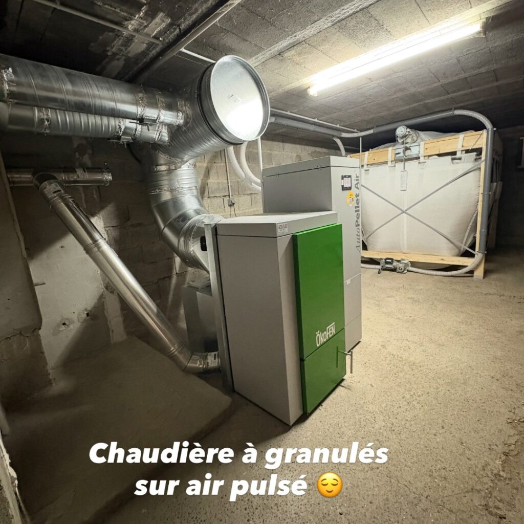 Chaudière à granulés Okofen à air pulsé installée au sous-sol, à Munster