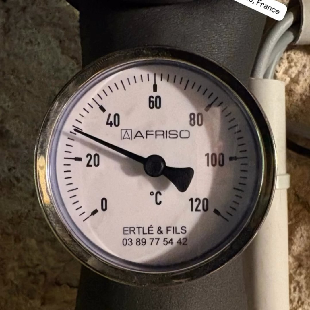 Thermomètre sur le départ de chauffage de la chaudière à granulés